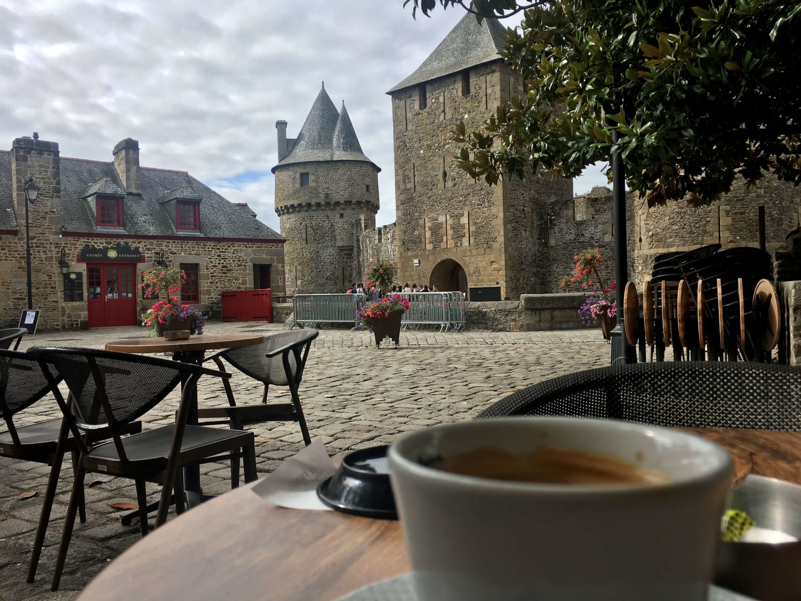 fougéres-cafe-les-voisins-de-lillet entree chateau de fougeres